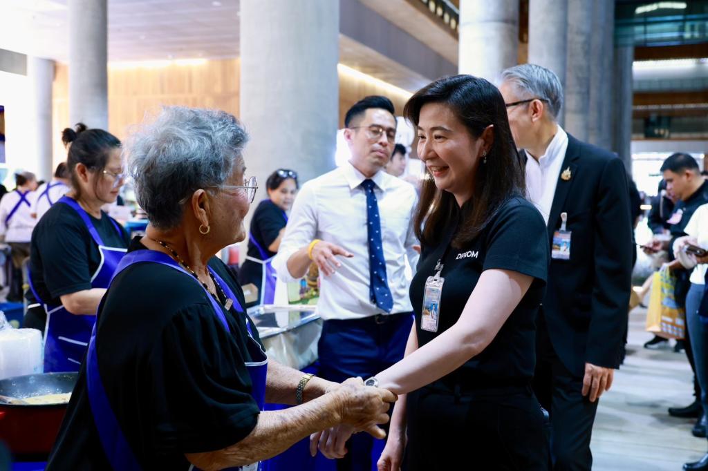 “ปลัดณัฐพล” นำทีมดีพร้อม และ “อธิบดีณัฏฐิญา” เยี่ยมชมของดีของเด็ดจาก OTOP อ่างทอง พร้อมซัพพอร์ตลุยขับเคลื่อน 3 มิติ เร่งเยียวยา-พัฒนาครบวงจร