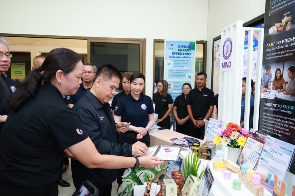 “วราวุธ” หนุน “DIPROM Community SkillUp” สร้างผู้ประกอบการรุ่นใหม่ ดันรายได้เพิ่ม เสริมความแข็งแกร่งให้เศรษฐกิจชุมชน ผ่านการต่อยอด เพิ่มมูลค่าวัตถุดิบในท้องถิ่น