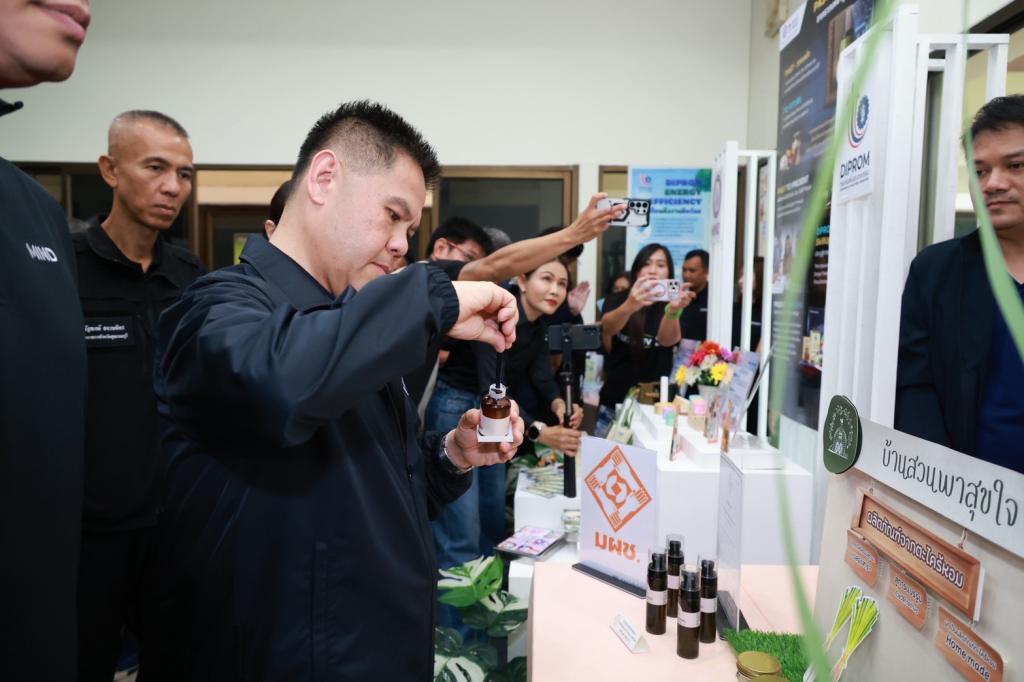 “วราวุธ” หนุน “DIPROM Community SkillUp” สร้างผู้ประกอบการรุ่นใหม่ ดันรายได้เพิ่ม เสริมความแข็งแกร่งให้เศรษฐกิจชุมชน ผ่านการต่อยอด เพิ่มมูลค่าวัตถุดิบในท้องถิ่น