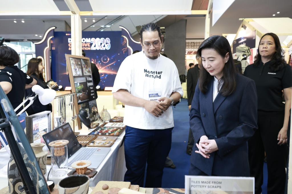 “อธิบดีณัฏฐิญา” ประกาศความสำเร็จ งาน "DIPROM Creative & Innovation 2026" ชูนวัตกรรม Generative AI ยกระดับ 50 ผลิตภัณฑ์ชุมชนสู่สากล คาดกระตุ้นมูลค่าเศรษฐกิจกว่า 30 ล้านบาท