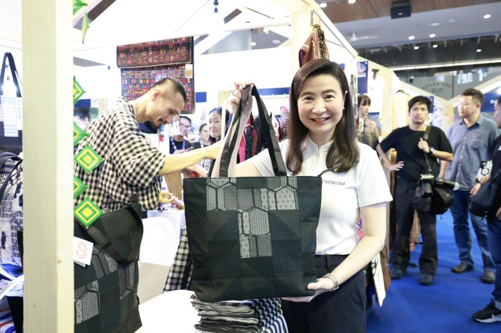 “อธิบดีณัฏฐิญา” ประกาศความสำเร็จ งาน "DIPROM Creative & Innovation 2026" ชูนวัตกรรม Generative AI ยกระดับ 50 ผลิตภัณฑ์ชุมชนสู่สากล คาดกระตุ้นมูลค่าเศรษฐกิจกว่า 30 ล้านบาท