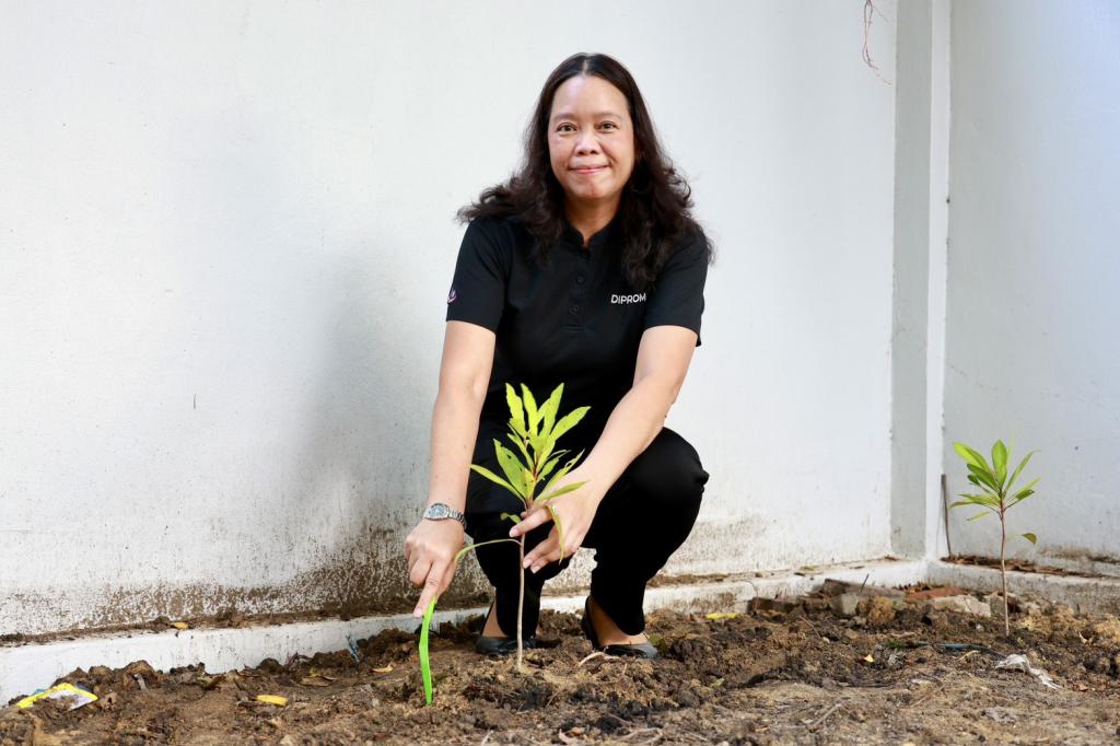 “ดีพร้อม” รวมพลังปรับภูมิทัศน์ เฉลิมพระเกียรติเนื่องในโอกาสมหามงคล 4 รอบ สมเด็จพระนางเจ้าฯ พระบรมราชินี