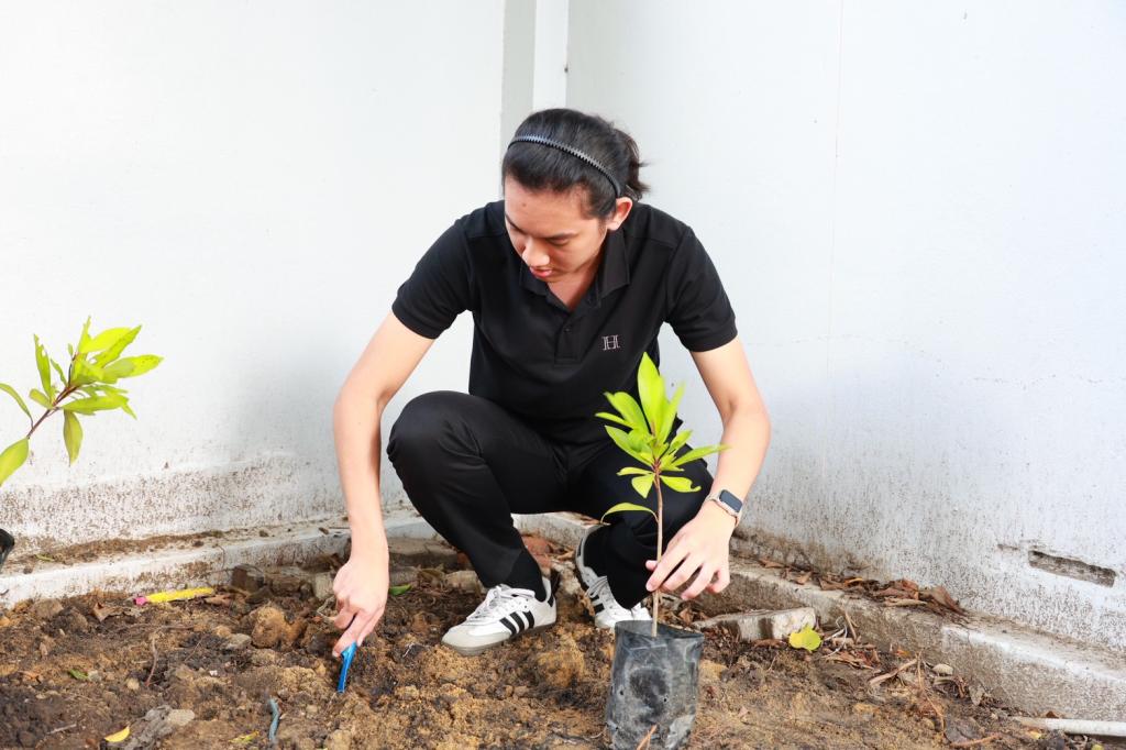 “ดีพร้อม” รวมพลังปรับภูมิทัศน์ เฉลิมพระเกียรติเนื่องในโอกาสมหามงคล 4 รอบ สมเด็จพระนางเจ้าฯ พระบรมราชินี