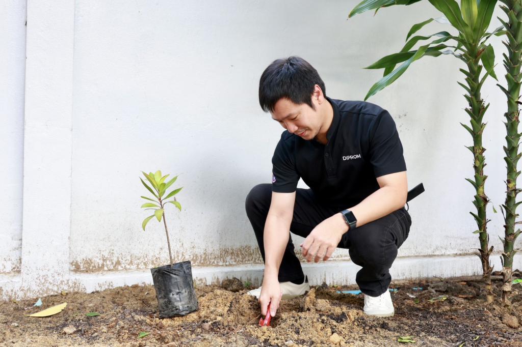 “ดีพร้อม” รวมพลังปรับภูมิทัศน์ เฉลิมพระเกียรติเนื่องในโอกาสมหามงคล 4 รอบ สมเด็จพระนางเจ้าฯ พระบรมราชินี