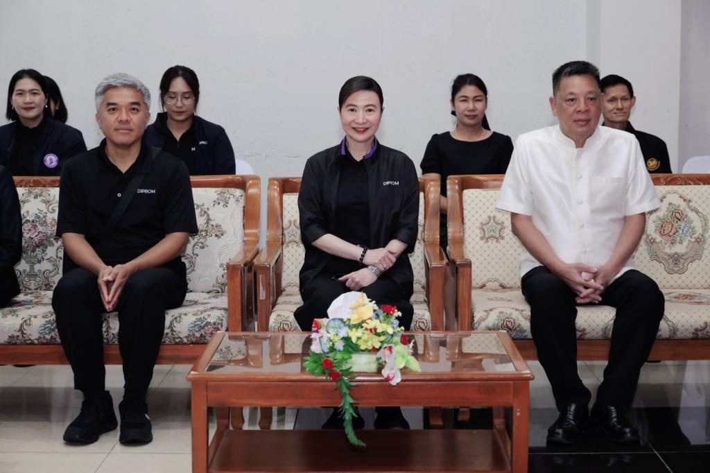 “อธิบดีณัฏฐิญา” ลุยเมืองชุมพร เดินตามนโยบาย ONE MIND ยกทัพดีพร้อม เสริมทักษะ เปลี่ยนวัตถุดิบในพื้นถิ่นเป็นรายได้ พร้อมแนะขายออนไลน์ ดันรายได้เพิ่ม เสริมแกร่งเศรษฐกิจชุมชน