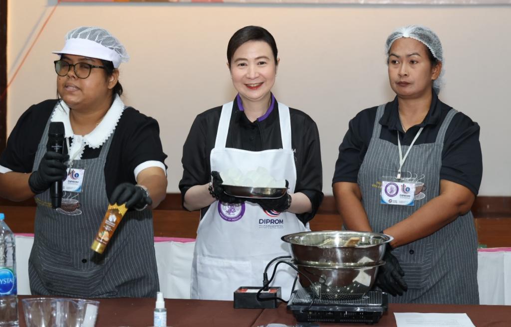 “อธิบดีณัฏฐิญา” ลุยเมืองชุมพร เดินตามนโยบาย ONE MIND ยกทัพดีพร้อม เสริมทักษะ เปลี่ยนวัตถุดิบในพื้นถิ่นเป็นรายได้ พร้อมแนะขายออนไลน์ ดันรายได้เพิ่ม เสริมแกร่งเศรษฐกิจชุมชน