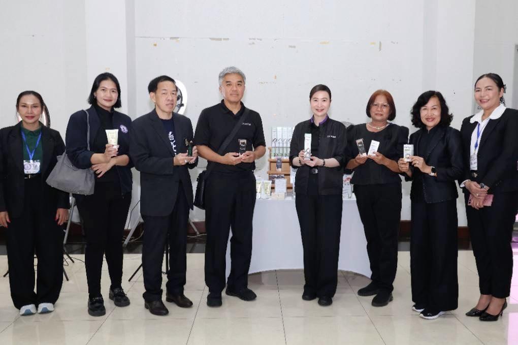 “อธิบดีณัฏฐิญา” ลุยเมืองชุมพร เดินตามนโยบาย ONE MIND ยกทัพดีพร้อม เสริมทักษะ เปลี่ยนวัตถุดิบในพื้นถิ่นเป็นรายได้ พร้อมแนะขายออนไลน์ ดันรายได้เพิ่ม เสริมแกร่งเศรษฐกิจชุมชน