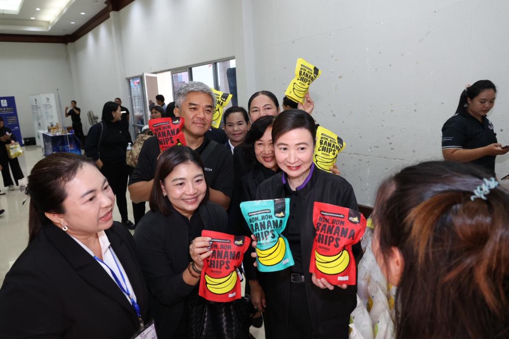 “อธิบดีณัฏฐิญา” ลุยเมืองชุมพร เดินตามนโยบาย ONE MIND ยกทัพดีพร้อม เสริมทักษะ เปลี่ยนวัตถุดิบในพื้นถิ่นเป็นรายได้ พร้อมแนะขายออนไลน์ ดันรายได้เพิ่ม เสริมแกร่งเศรษฐกิจชุมชน