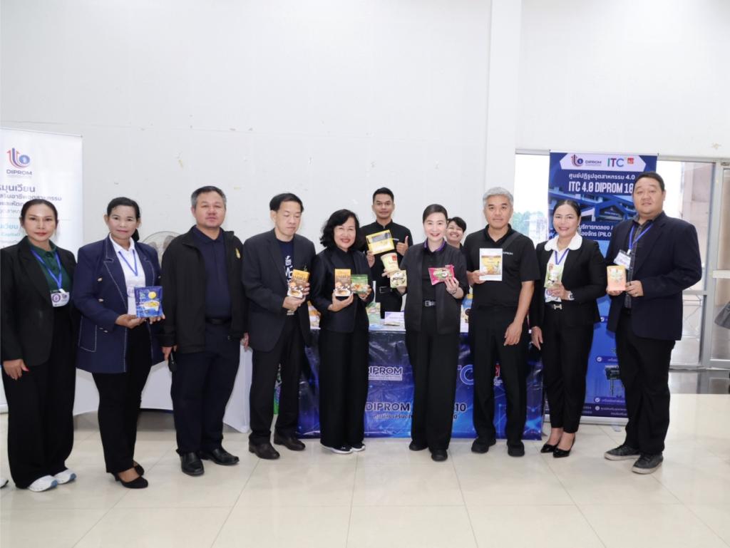 “อธิบดีณัฏฐิญา” ลุยเมืองชุมพร เดินตามนโยบาย ONE MIND ยกทัพดีพร้อม เสริมทักษะ เปลี่ยนวัตถุดิบในพื้นถิ่นเป็นรายได้ พร้อมแนะขายออนไลน์ ดันรายได้เพิ่ม เสริมแกร่งเศรษฐกิจชุมชน