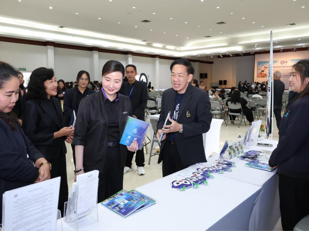 “อธิบดีณัฏฐิญา” ลุยเมืองชุมพร เดินตามนโยบาย ONE MIND ยกทัพดีพร้อม เสริมทักษะ เปลี่ยนวัตถุดิบในพื้นถิ่นเป็นรายได้ พร้อมแนะขายออนไลน์ ดันรายได้เพิ่ม เสริมแกร่งเศรษฐกิจชุมชน