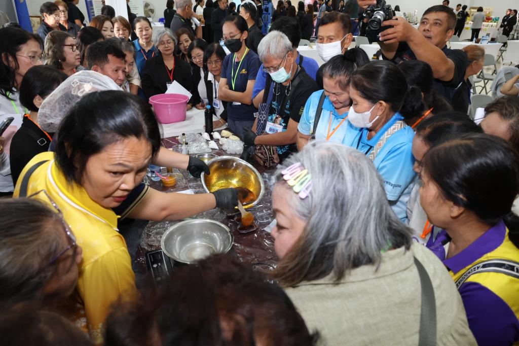 “อธิบดีณัฏฐิญา” ลุยเมืองชุมพร เดินตามนโยบาย ONE MIND ยกทัพดีพร้อม เสริมทักษะ เปลี่ยนวัตถุดิบในพื้นถิ่นเป็นรายได้ พร้อมแนะขายออนไลน์ ดันรายได้เพิ่ม เสริมแกร่งเศรษฐกิจชุมชน