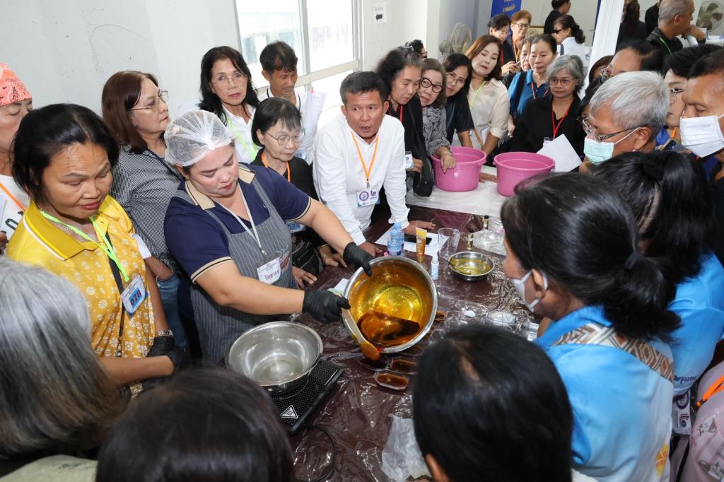 “อธิบดีณัฏฐิญา” ลุยเมืองชุมพร เดินตามนโยบาย ONE MIND ยกทัพดีพร้อม เสริมทักษะ เปลี่ยนวัตถุดิบในพื้นถิ่นเป็นรายได้ พร้อมแนะขายออนไลน์ ดันรายได้เพิ่ม เสริมแกร่งเศรษฐกิจชุมชน