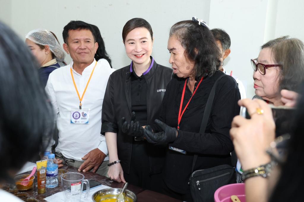 “อธิบดีณัฏฐิญา” ลุยเมืองชุมพร เดินตามนโยบาย ONE MIND ยกทัพดีพร้อม เสริมทักษะ เปลี่ยนวัตถุดิบในพื้นถิ่นเป็นรายได้ พร้อมแนะขายออนไลน์ ดันรายได้เพิ่ม เสริมแกร่งเศรษฐกิจชุมชน