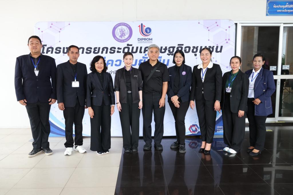 “อธิบดีณัฏฐิญา” ลุยเมืองชุมพร เดินตามนโยบาย ONE MIND ยกทัพดีพร้อม เสริมทักษะ เปลี่ยนวัตถุดิบในพื้นถิ่นเป็นรายได้ พร้อมแนะขายออนไลน์ ดันรายได้เพิ่ม เสริมแกร่งเศรษฐกิจชุมชน