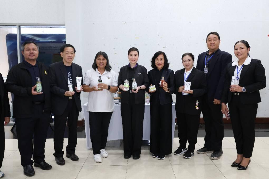 “อธิบดีณัฏฐิญา” ลุยเมืองชุมพร เดินตามนโยบาย ONE MIND ยกทัพดีพร้อม เสริมทักษะ เปลี่ยนวัตถุดิบในพื้นถิ่นเป็นรายได้ พร้อมแนะขายออนไลน์ ดันรายได้เพิ่ม เสริมแกร่งเศรษฐกิจชุมชน