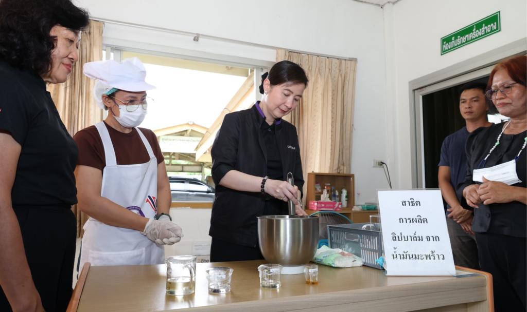 “อธิบดีณัฏฐิญา” บินตรง ลงเมืองชุมพร เยี่ยมวิสาหกิจชุมชน ผู้ประกอบการที่ผ่านบ่มเพาะจากดีพร้อม ตอกย้ำความแข็งแกร่งของเศรษฐกิจฐานราก เพิ่มมูลค่าสินค้าเกษตรไทยสู่ความยั่งยืน
