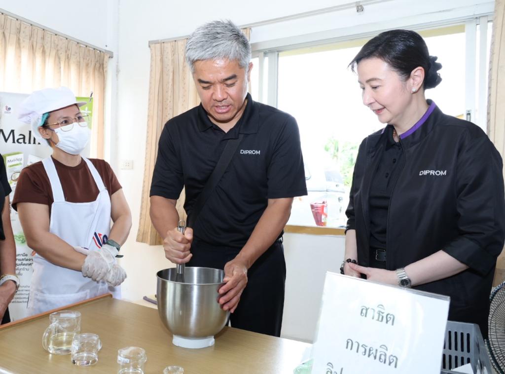 “อธิบดีณัฏฐิญา” บินตรง ลงเมืองชุมพร เยี่ยมวิสาหกิจชุมชน ผู้ประกอบการที่ผ่านบ่มเพาะจากดีพร้อม ตอกย้ำความแข็งแกร่งของเศรษฐกิจฐานราก เพิ่มมูลค่าสินค้าเกษตรไทยสู่ความยั่งยืน