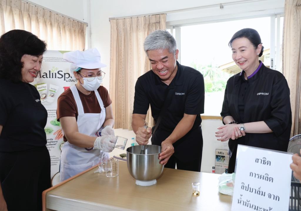 “อธิบดีณัฏฐิญา” บินตรง ลงเมืองชุมพร เยี่ยมวิสาหกิจชุมชน ผู้ประกอบการที่ผ่านบ่มเพาะจากดีพร้อม ตอกย้ำความแข็งแกร่งของเศรษฐกิจฐานราก เพิ่มมูลค่าสินค้าเกษตรไทยสู่ความยั่งยืน