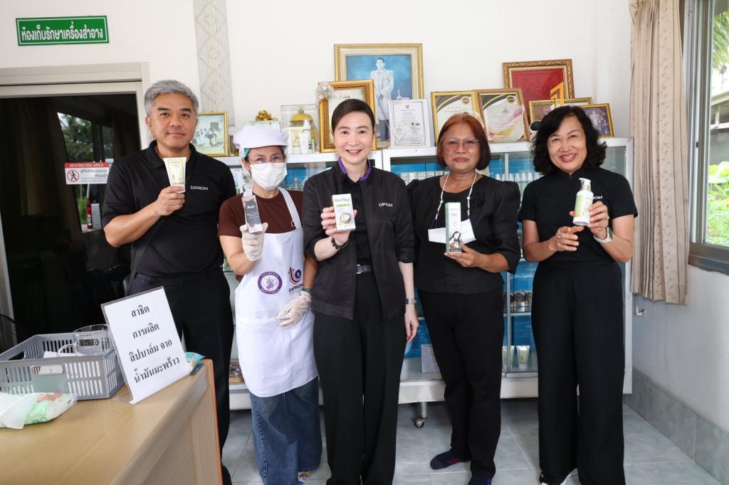 “อธิบดีณัฏฐิญา” บินตรง ลงเมืองชุมพร เยี่ยมวิสาหกิจชุมชน ผู้ประกอบการที่ผ่านบ่มเพาะจากดีพร้อม ตอกย้ำความแข็งแกร่งของเศรษฐกิจฐานราก เพิ่มมูลค่าสินค้าเกษตรไทยสู่ความยั่งยืน