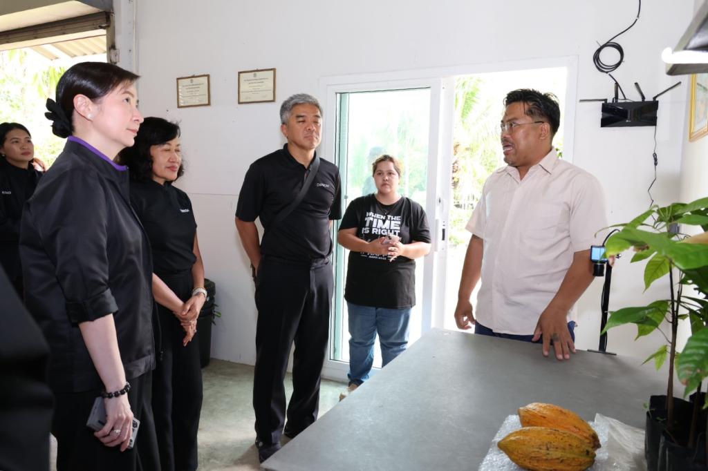“อธิบดีณัฏฐิญา” บินตรง ลงเมืองชุมพร เยี่ยมวิสาหกิจชุมชน ผู้ประกอบการที่ผ่านบ่มเพาะจากดีพร้อม ตอกย้ำความแข็งแกร่งของเศรษฐกิจฐานราก เพิ่มมูลค่าสินค้าเกษตรไทยสู่ความยั่งยืน