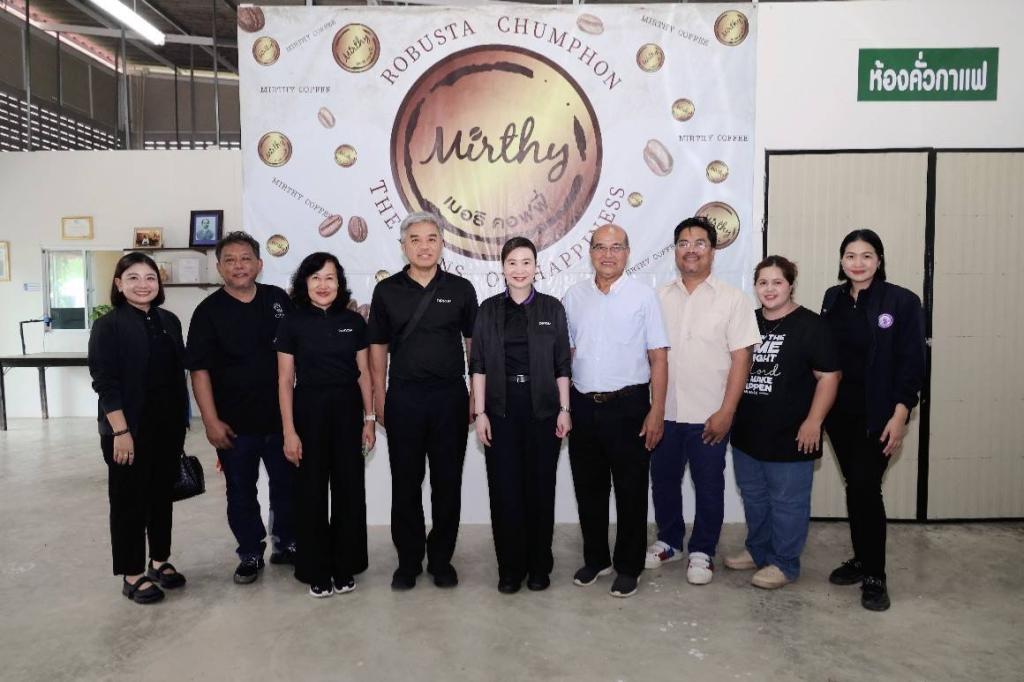 “อธิบดีณัฏฐิญา” บินตรง ลงเมืองชุมพร เยี่ยมวิสาหกิจชุมชน ผู้ประกอบการที่ผ่านบ่มเพาะจากดีพร้อม ตอกย้ำความแข็งแกร่งของเศรษฐกิจฐานราก เพิ่มมูลค่าสินค้าเกษตรไทยสู่ความยั่งยืน