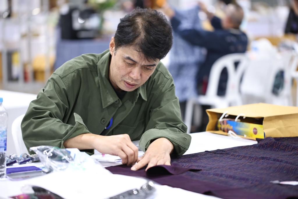 “ดีพร้อม” ชวนเกาะติดการคัดสรรสุดยอด OTOP ปี 69 ประเภทผ้า เครื่องแต่งกาย ยอดสมัครพุ่งทะลุ 6,800 ผลิตภัณฑ์ ย้ำประเมินเข้มตามมาตรฐานสากล