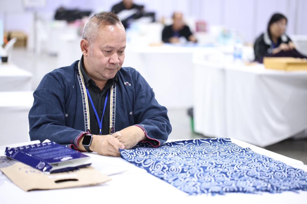 “ดีพร้อม” ชวนเกาะติดการคัดสรรสุดยอด OTOP ปี 69 ประเภทผ้า เครื่องแต่งกาย ยอดสมัครพุ่งทะลุ 6,800 ผลิตภัณฑ์ ย้ำประเมินเข้มตามมาตรฐานสากล