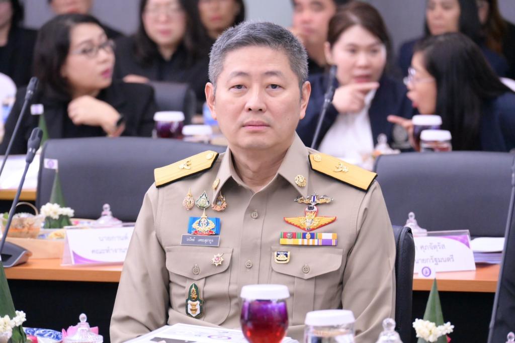 “อธิบดีณัฏฐิญา” พร้อมผู้บริหารดีพร้อม ร่วมต้อนรับ “รนม.ศุภจี” พร้อมรับมอบนโยบาย ปลุกอุตสาหกรรมไทยรับโลกใหม่ ดัน Made in Thailand ชูไบโอเอเนอร์จี เซมิคอนดักเตอร์-โฟโตนิกส์ พร้อมทบทวนกฎหมาย ปรับดัชนีสะท้อนเศรษฐกิจจริง เผยปลาย ส.ค. เตรียมเจรจาภาษีสหรัฐฯ