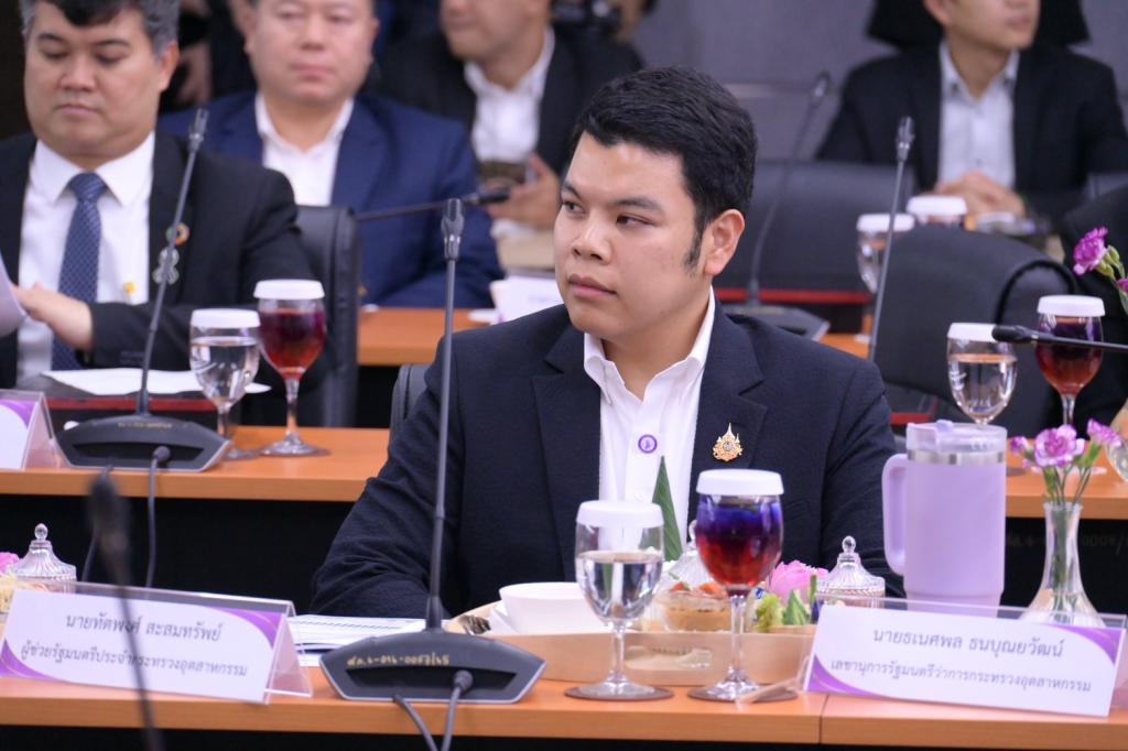 “อธิบดีณัฏฐิญา” พร้อมผู้บริหารดีพร้อม ร่วมต้อนรับ “รนม.ศุภจี” พร้อมรับมอบนโยบาย ปลุกอุตสาหกรรมไทยรับโลกใหม่ ดัน Made in Thailand ชูไบโอเอเนอร์จี เซมิคอนดักเตอร์-โฟโตนิกส์ พร้อมทบทวนกฎหมาย ปรับดัชนีสะท้อนเศรษฐกิจจริง เผยปลาย ส.ค. เตรียมเจรจาภาษีสหรัฐฯ