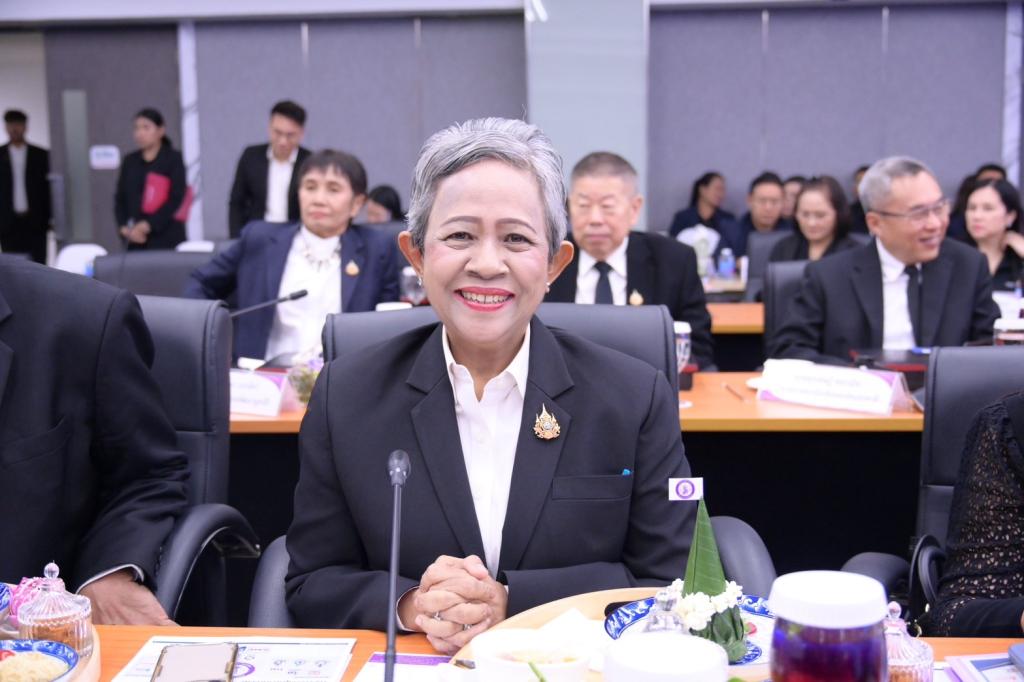 “อธิบดีณัฏฐิญา” พร้อมผู้บริหารดีพร้อม ร่วมต้อนรับ “รนม.ศุภจี” พร้อมรับมอบนโยบาย ปลุกอุตสาหกรรมไทยรับโลกใหม่ ดัน Made in Thailand ชูไบโอเอเนอร์จี เซมิคอนดักเตอร์-โฟโตนิกส์ พร้อมทบทวนกฎหมาย ปรับดัชนีสะท้อนเศรษฐกิจจริง เผยปลาย ส.ค. เตรียมเจรจาภาษีสหรัฐฯ