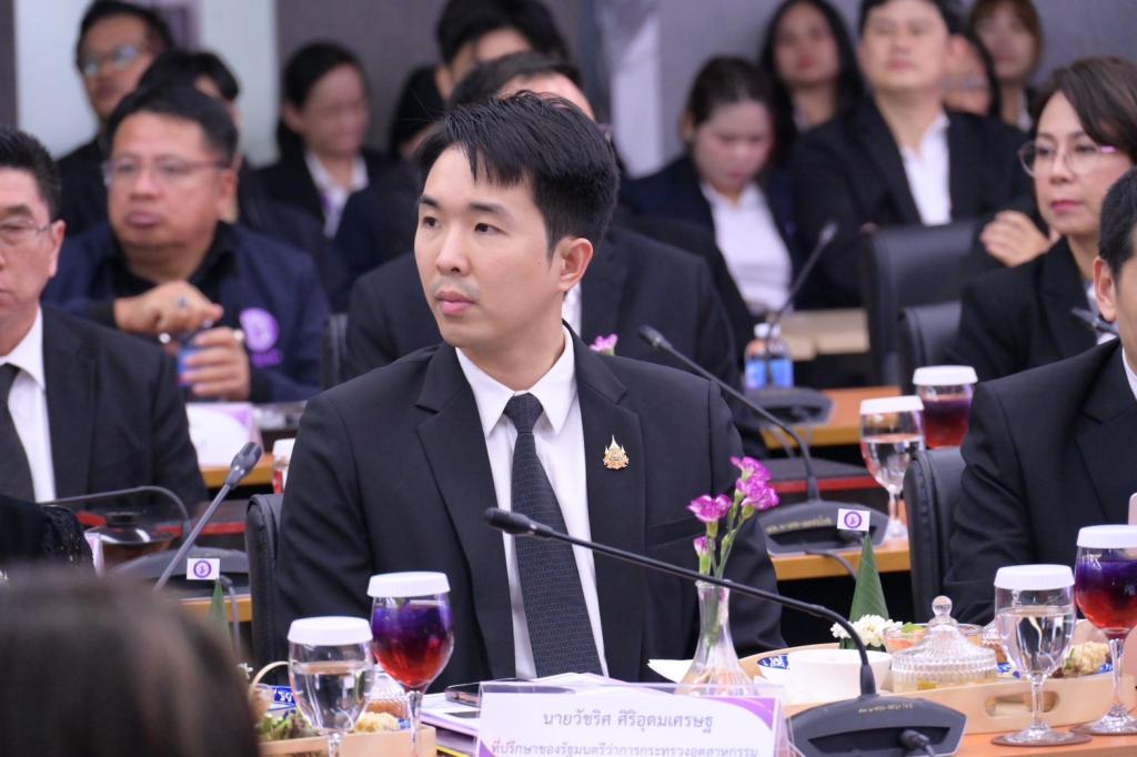 “อธิบดีณัฏฐิญา” พร้อมผู้บริหารดีพร้อม ร่วมต้อนรับ “รนม.ศุภจี” พร้อมรับมอบนโยบาย ปลุกอุตสาหกรรมไทยรับโลกใหม่ ดัน Made in Thailand ชูไบโอเอเนอร์จี เซมิคอนดักเตอร์-โฟโตนิกส์ พร้อมทบทวนกฎหมาย ปรับดัชนีสะท้อนเศรษฐกิจจริง เผยปลาย ส.ค. เตรียมเจรจาภาษีสหรัฐฯ