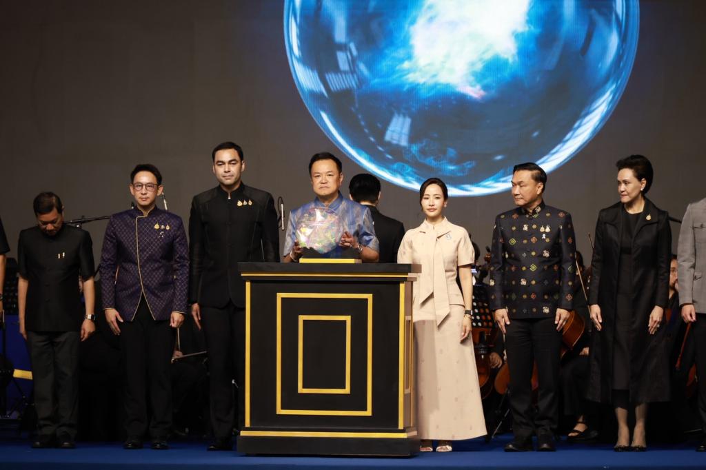 “นายกฯ อนุทิน“ คิกออฟ เปิดงาน OTOP 2569 พร้อม “รนม.ศุภจี” เยี่ยมชมบูธแสดงสินค้าและนิทรรศการ “DIPROM Pavilion”  ในพิธีเปิดงาน “ศิลปาชีพ ประทีปไทย OTOP 2569”