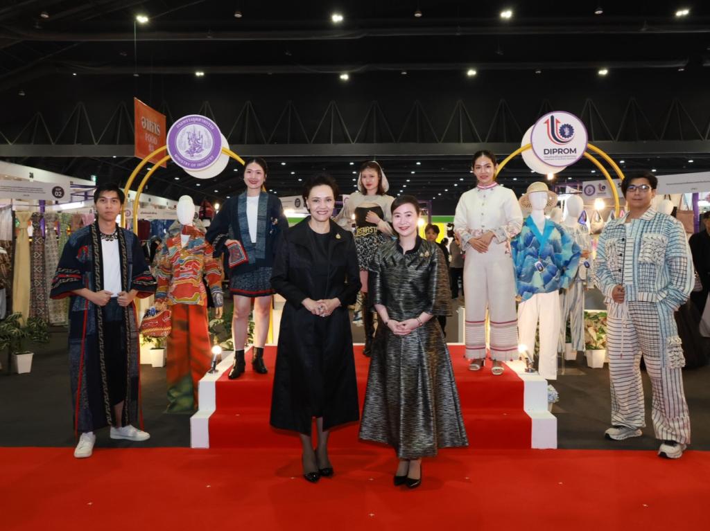 “นายกฯ อนุทิน“ คิกออฟ เปิดงาน OTOP 2569 พร้อม “รนม.ศุภจี” เยี่ยมชมบูธแสดงสินค้าและนิทรรศการ “DIPROM Pavilion”  ในพิธีเปิดงาน “ศิลปาชีพ ประทีปไทย OTOP 2569”