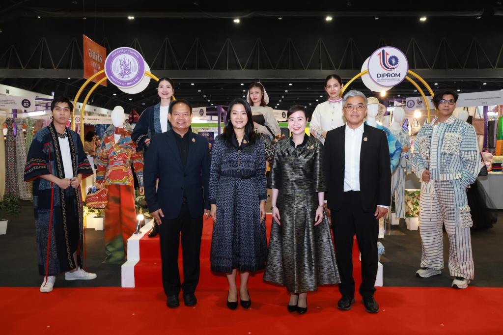“นายกฯ อนุทิน“ คิกออฟ เปิดงาน OTOP 2569 พร้อม “รนม.ศุภจี” เยี่ยมชมบูธแสดงสินค้าและนิทรรศการ “DIPROM Pavilion”  ในพิธีเปิดงาน “ศิลปาชีพ ประทีปไทย OTOP 2569”
