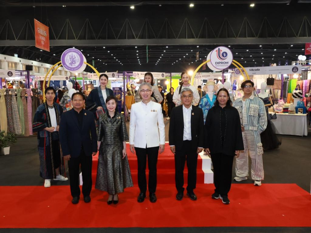 “นายกฯ อนุทิน“ คิกออฟ เปิดงาน OTOP 2569 พร้อม “รนม.ศุภจี” เยี่ยมชมบูธแสดงสินค้าและนิทรรศการ “DIPROM Pavilion”  ในพิธีเปิดงาน “ศิลปาชีพ ประทีปไทย OTOP 2569”