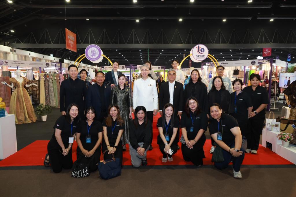 “นายกฯ อนุทิน“ คิกออฟ เปิดงาน OTOP 2569 พร้อม “รนม.ศุภจี” เยี่ยมชมบูธแสดงสินค้าและนิทรรศการ “DIPROM Pavilion”  ในพิธีเปิดงาน “ศิลปาชีพ ประทีปไทย OTOP 2569”