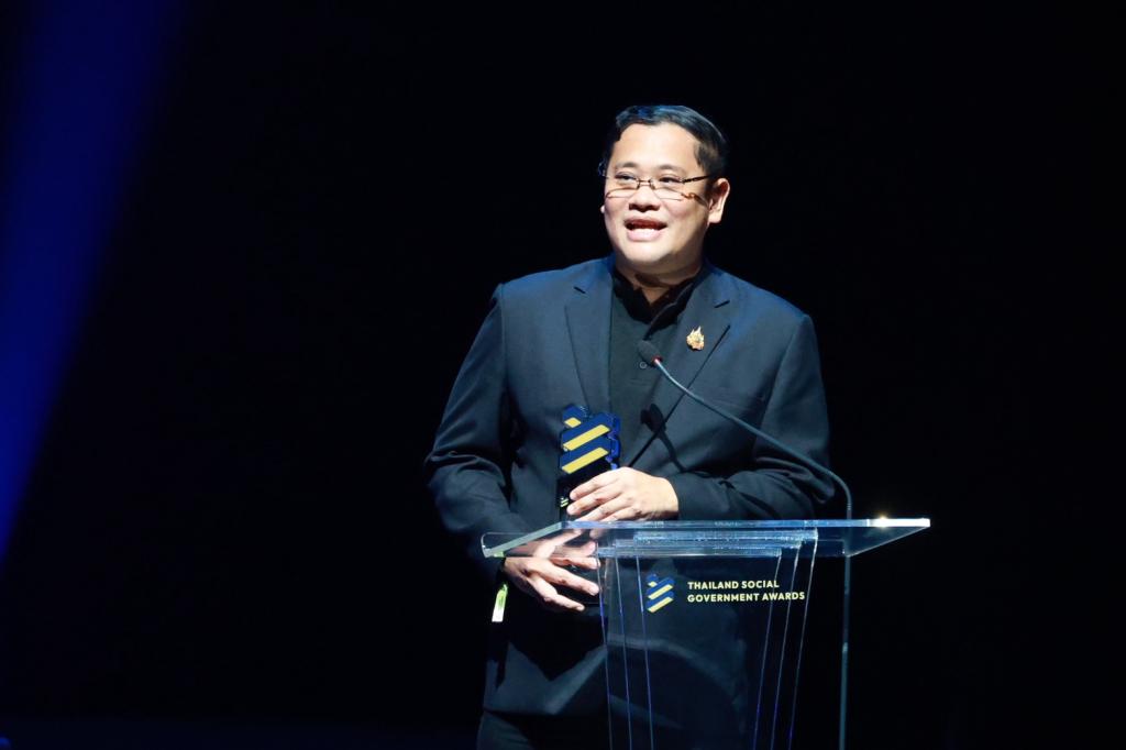 “ดีพร้อม” คว้ารางวัล “Outstanding Governmant Entity on Social Media” ตอกย้ำพลังสื่อสารภาครัฐ สร้างความเชื่อมั่นประชาชน