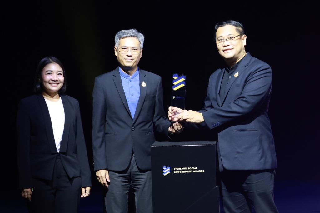 “ดีพร้อม” คว้ารางวัล “Outstanding Governmant Entity on Social Media” ตอกย้ำพลังสื่อสารภาครัฐ สร้างความเชื่อมั่นประชาชน