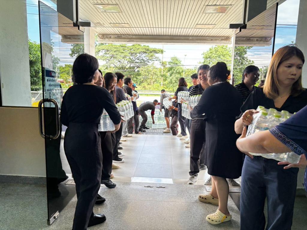 “ศูนย์อุตสาหกรรมรวมใจ” ผนึกเครือข่ายภาคเหนือ ส่งต่อน้ำดื่ม–เงินสนับสนุน ช่วยผู้ประสบอุทกภัย จ.น่าน