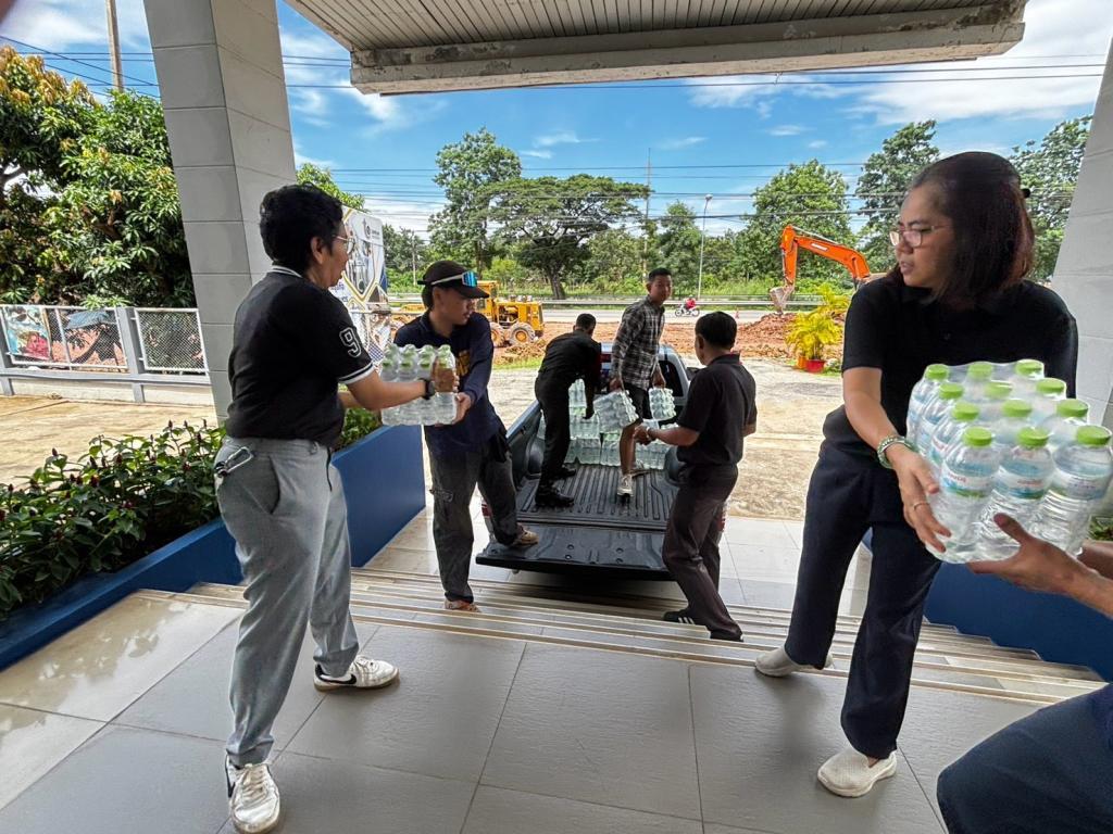 “ศูนย์อุตสาหกรรมรวมใจ” ผนึกเครือข่ายภาคเหนือ ส่งต่อน้ำดื่ม–เงินสนับสนุน ช่วยผู้ประสบอุทกภัย จ.น่าน