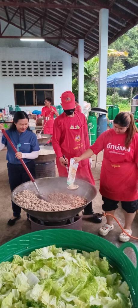 “ศูนย์อุตสาหกรรมรวมใจ” เปิดเตา ปรุงรส ส่งต่อเมนูอาหาร จากวัตถุดิบที่ได้รับการสนับสนุน ถึงมือผู้ประสบภัย เจ้าหน้าที่ และอาสาสมัครในพื้นที่จังหวัดน่าน พร้อมส่งทีมลงพื้นที่ Big Cleaning ทำความสะอาดพื้นที่
