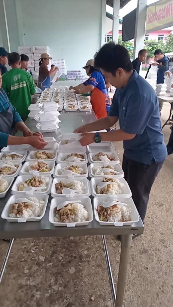 “ศูนย์อุตสาหกรรมรวมใจ” เปิดเตา ปรุงรส ส่งต่อเมนูอาหาร จากวัตถุดิบที่ได้รับการสนับสนุน ถึงมือผู้ประสบภัย เจ้าหน้าที่ และอาสาสมัครในพื้นที่จังหวัดน่าน พร้อมส่งทีมลงพื้นที่ Big Cleaning ทำความสะอาดพื้นที่