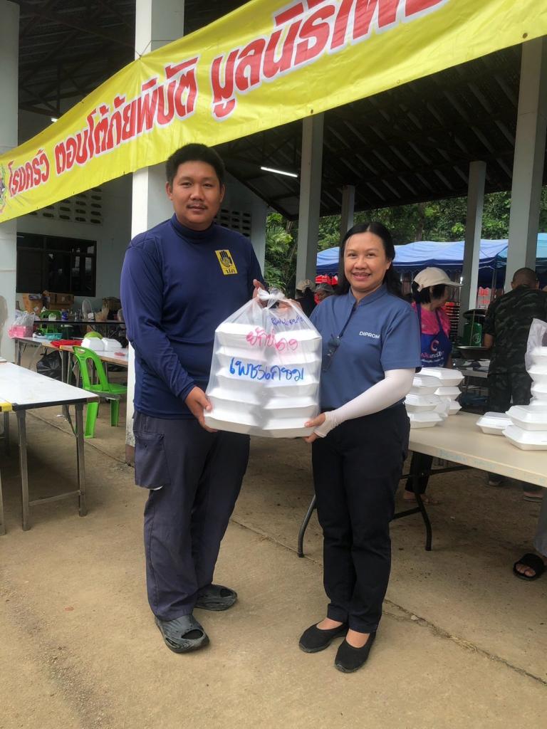 “ศูนย์อุตสาหกรรมรวมใจ” เปิดเตา ปรุงรส ส่งต่อเมนูอาหาร จากวัตถุดิบที่ได้รับการสนับสนุน ถึงมือผู้ประสบภัย เจ้าหน้าที่ และอาสาสมัครในพื้นที่จังหวัดน่าน พร้อมส่งทีมลงพื้นที่ Big Cleaning ทำความสะอาดพื้นที่