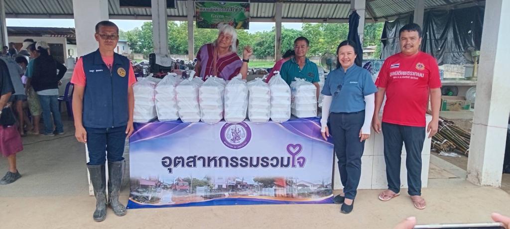 “ศูนย์อุตสาหกรรมรวมใจ” เปิดเตา ปรุงรส ส่งต่อเมนูอาหาร จากวัตถุดิบที่ได้รับการสนับสนุน ถึงมือผู้ประสบภัย เจ้าหน้าที่ และอาสาสมัครในพื้นที่จังหวัดน่าน พร้อมส่งทีมลงพื้นที่ Big Cleaning ทำความสะอาดพื้นที่