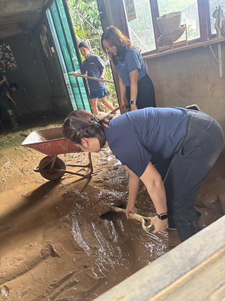“ศูนย์อุตสาหกรรมรวมใจ” เปิดเตา ปรุงรส ส่งต่อเมนูอาหาร จากวัตถุดิบที่ได้รับการสนับสนุน ถึงมือผู้ประสบภัย เจ้าหน้าที่ และอาสาสมัครในพื้นที่จังหวัดน่าน พร้อมส่งทีมลงพื้นที่ Big Cleaning ทำความสะอาดพื้นที่