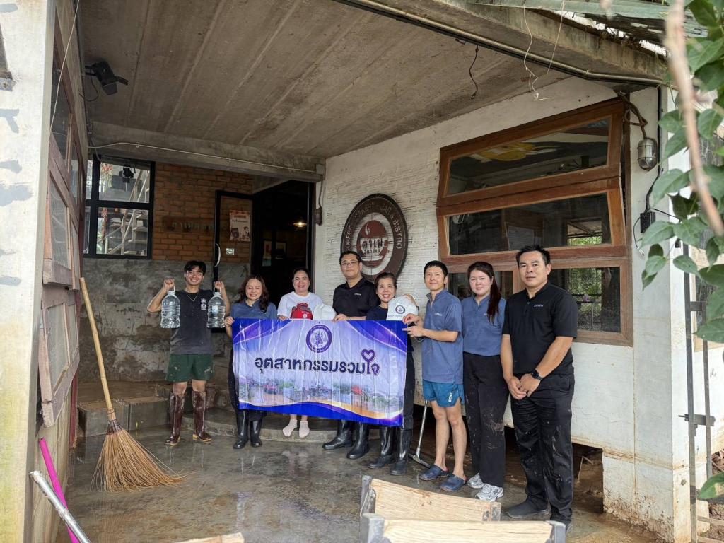 “ศูนย์อุตสาหกรรมรวมใจ” เปิดเตา ปรุงรส ส่งต่อเมนูอาหาร จากวัตถุดิบที่ได้รับการสนับสนุน ถึงมือผู้ประสบภัย เจ้าหน้าที่ และอาสาสมัครในพื้นที่จังหวัดน่าน พร้อมส่งทีมลงพื้นที่ Big Cleaning ทำความสะอาดพื้นที่