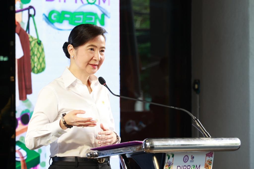 “ดีพร้อม” เปิด Green Mart 2026 “รมว.วราวุธ” พร้อมผู้บริหาร ร่วมชมตลาด สนับสนุนสินค้าไทย เชื่อม “การพัฒนา” สู่ “ตลาด” ดัน SMEs–วิสาหกิจชุมชนโตอย่างยั่งยืน