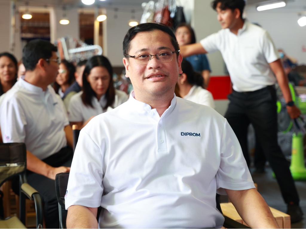 “ดีพร้อม” เปิด Green Mart 2026 “รมว.วราวุธ” พร้อมผู้บริหาร ร่วมชมตลาด สนับสนุนสินค้าไทย เชื่อม “การพัฒนา” สู่ “ตลาด” ดัน SMEs–วิสาหกิจชุมชนโตอย่างยั่งยืน