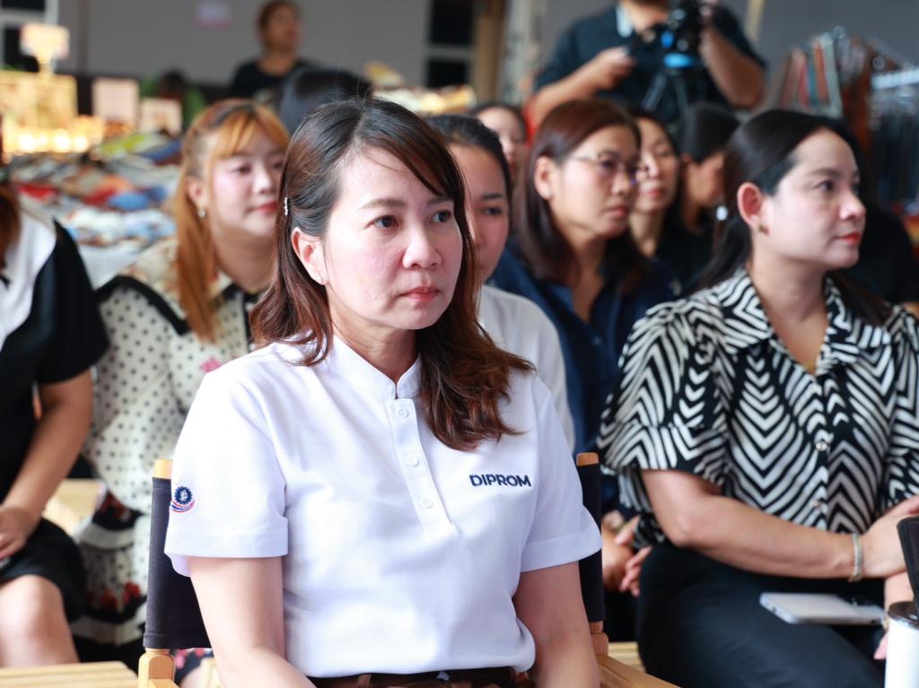 “ดีพร้อม” เปิด Green Mart 2026 “รมว.วราวุธ” พร้อมผู้บริหาร ร่วมชมตลาด สนับสนุนสินค้าไทย เชื่อม “การพัฒนา” สู่ “ตลาด” ดัน SMEs–วิสาหกิจชุมชนโตอย่างยั่งยืน