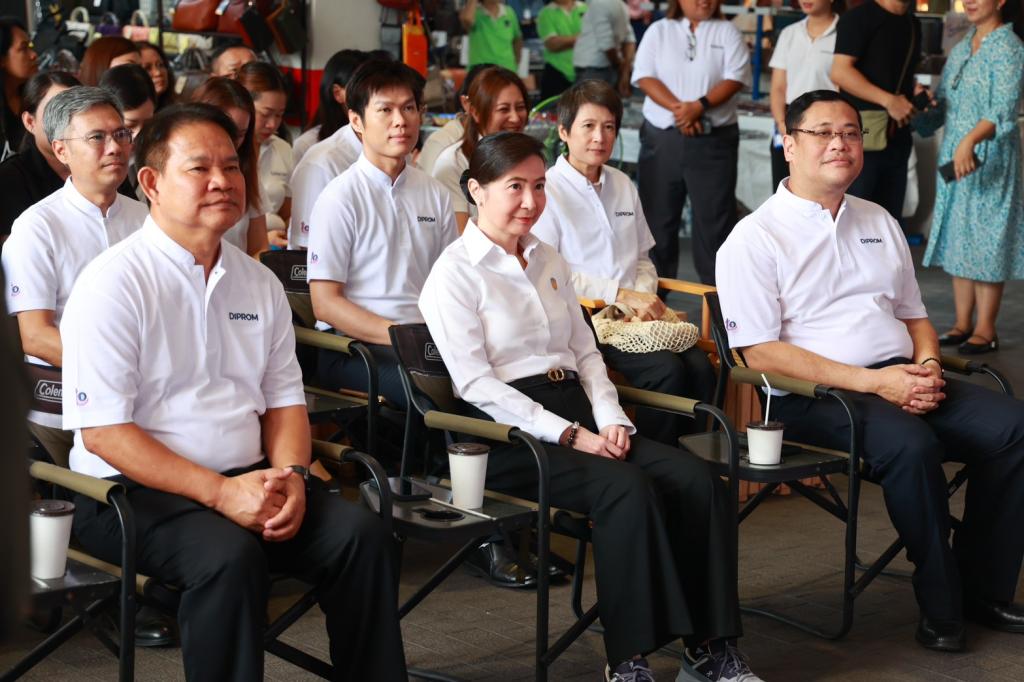 “ดีพร้อม” เปิด Green Mart 2026 “รมว.วราวุธ” พร้อมผู้บริหาร ร่วมชมตลาด สนับสนุนสินค้าไทย เชื่อม “การพัฒนา” สู่ “ตลาด” ดัน SMEs–วิสาหกิจชุมชนโตอย่างยั่งยืน